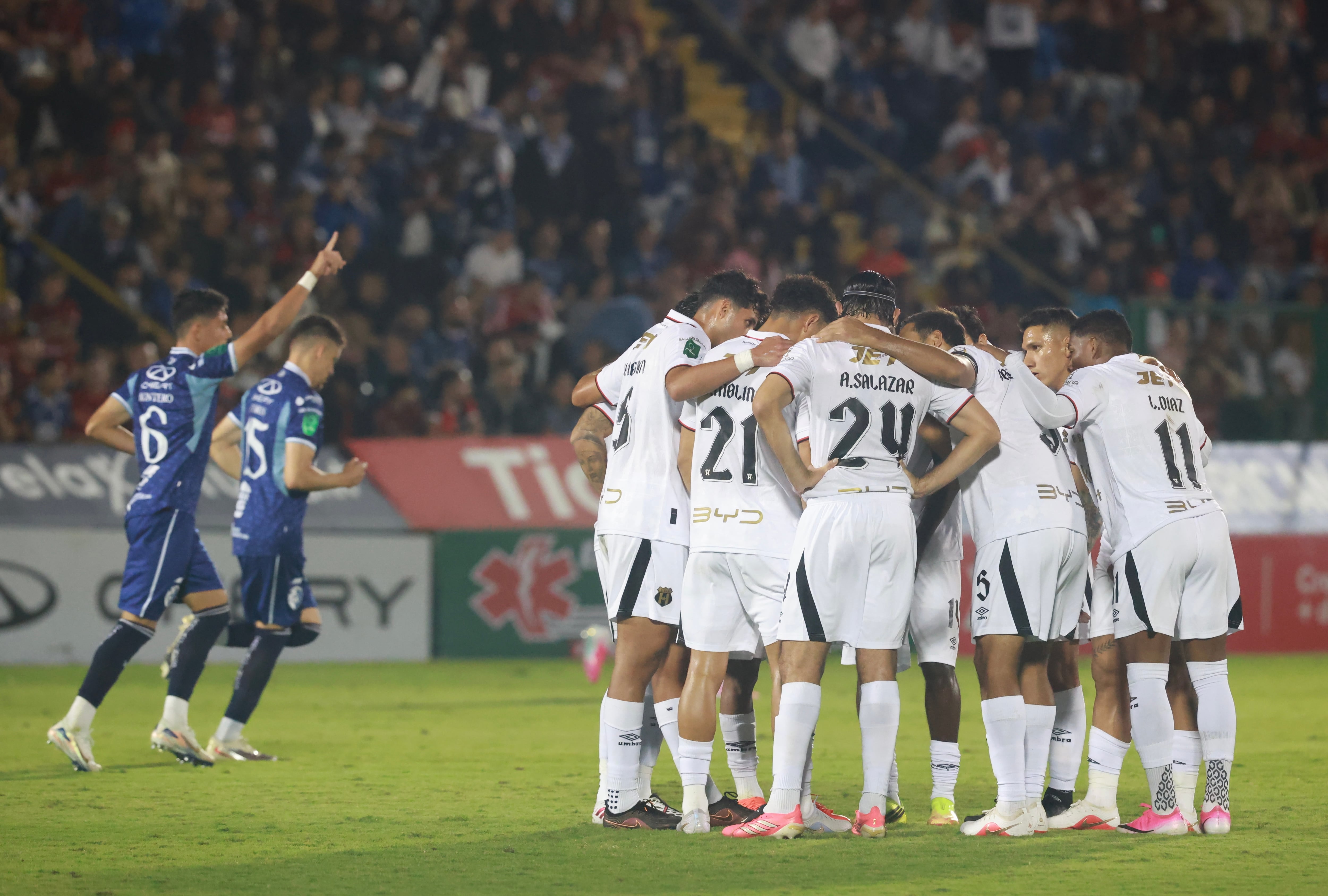 Cartaginés abrió el marcador ante Alajuelense con un penal de Claudio Montero.