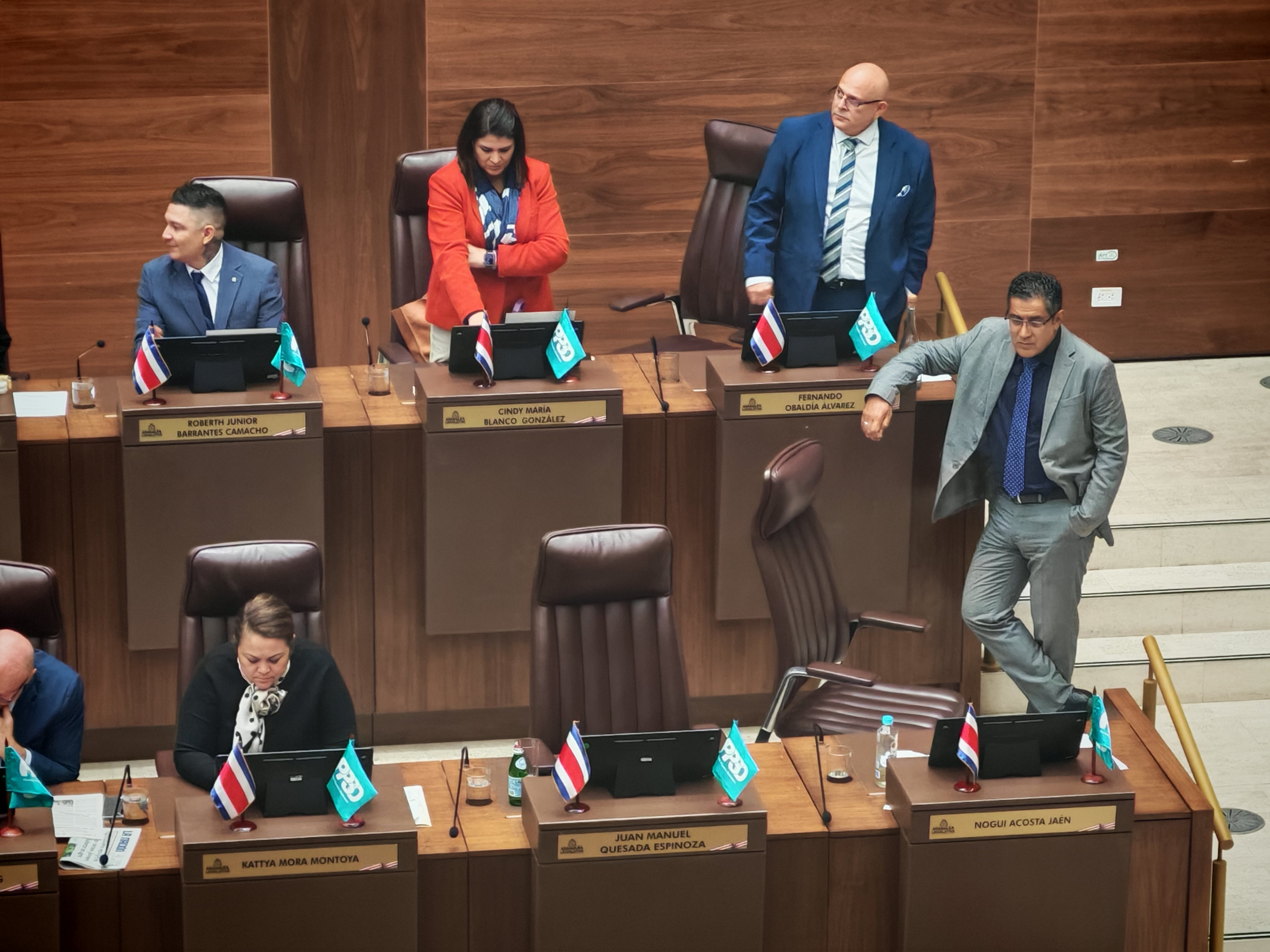 Diputados en el plenario legislativo