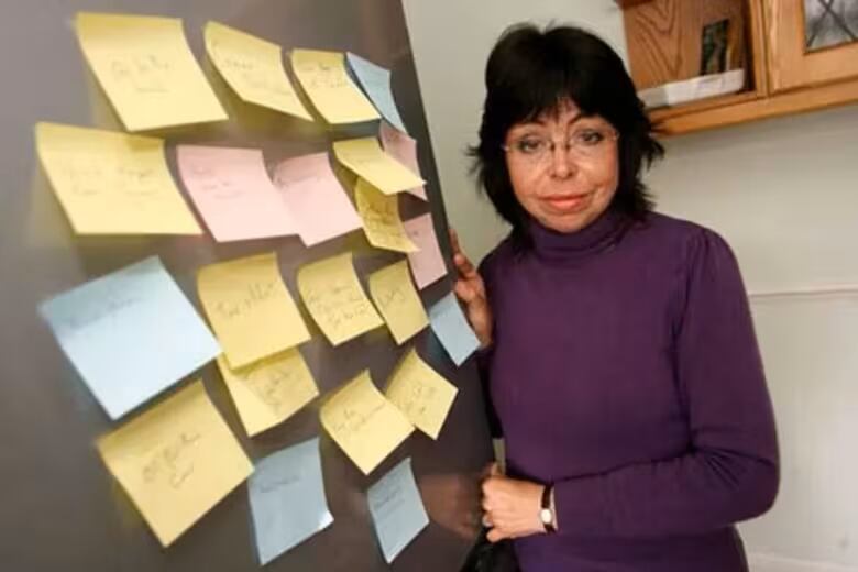 Cada día, Ian le muestra a Michelle fotografías y notas que le ayudan a reconstruir su día a día