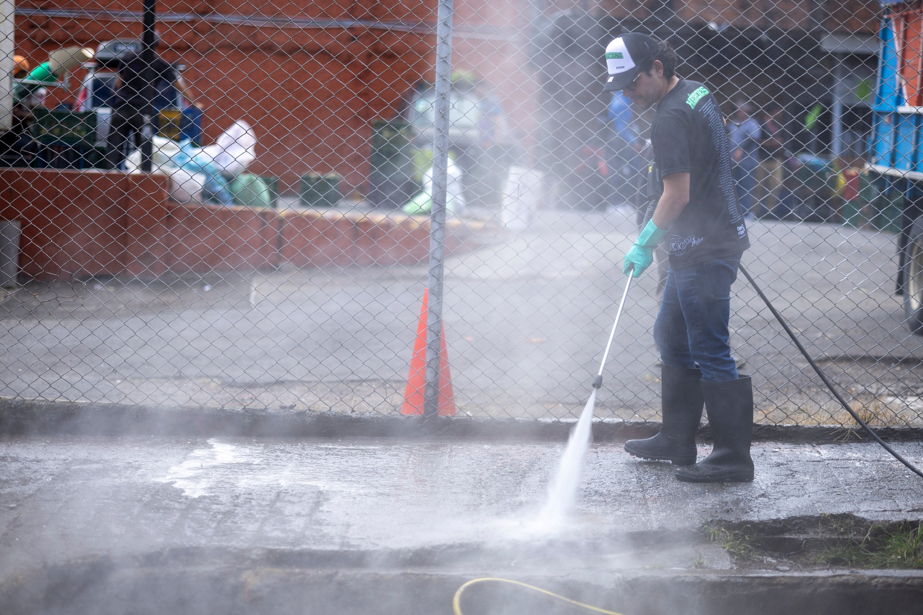 Varios músicos costarricenses lavaron las calles de San José.