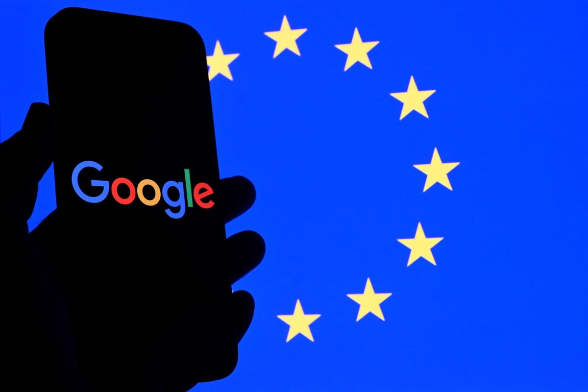 Ilustración que muestra el logo de Google frente a una bandera de la Unión Europea.