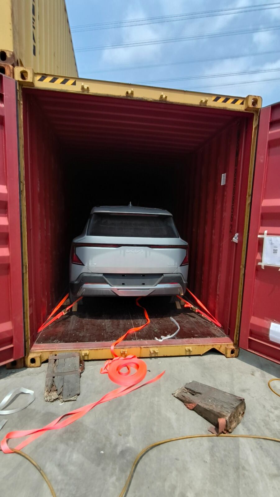 Vehículo Kia importado en contenedor.
