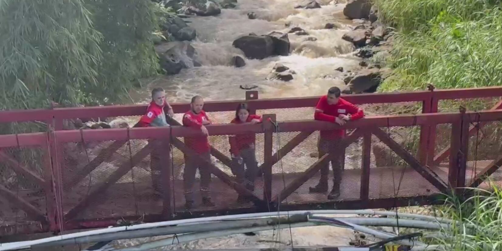 Rescate de niño que cayó en alcantarilla