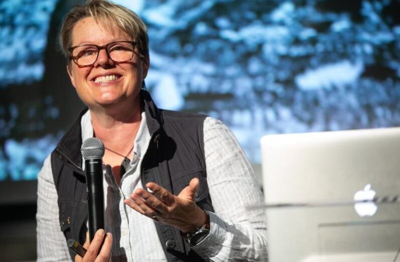 Jill Heinerth, buceadora canadiense de 60 años, enfrentó la experiencia de quedar atrapada en un iceberg. Foto: @jillheinerth