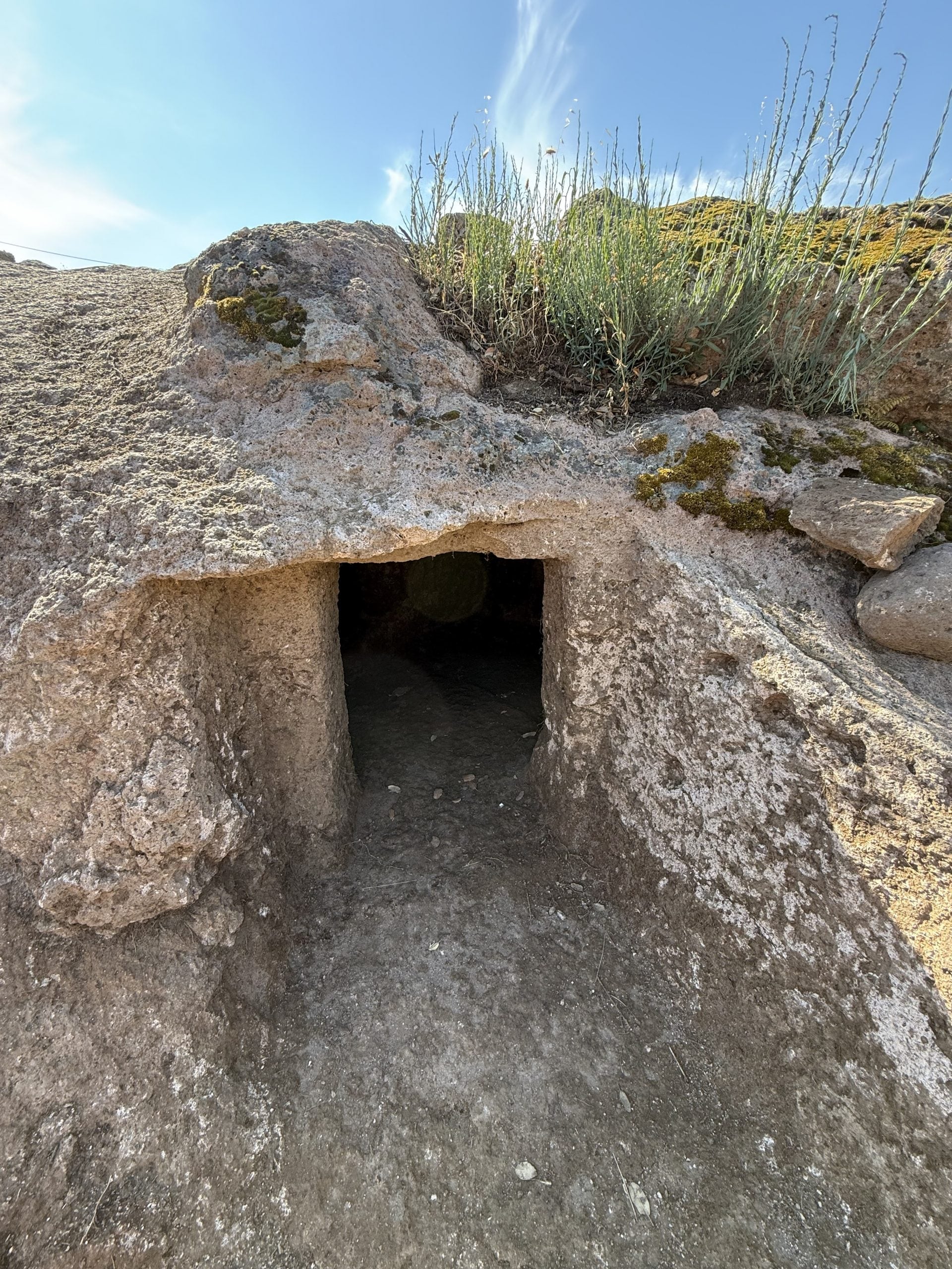 El hallazgo arqueológico en Cerdeña revela tumbas prehistóricas con valiosas piezas romanas y un gran valor histórico y cultural.