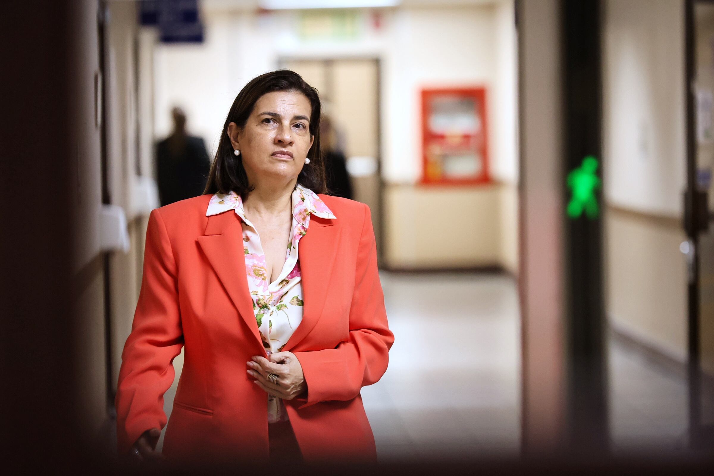 Esta imagen muestra a Marta Esquivel, presidenta ejecutiva de la CCSS, quien tenía una planilla de asesores que incluía a la exministra de Salud, Joselyn Chacón.