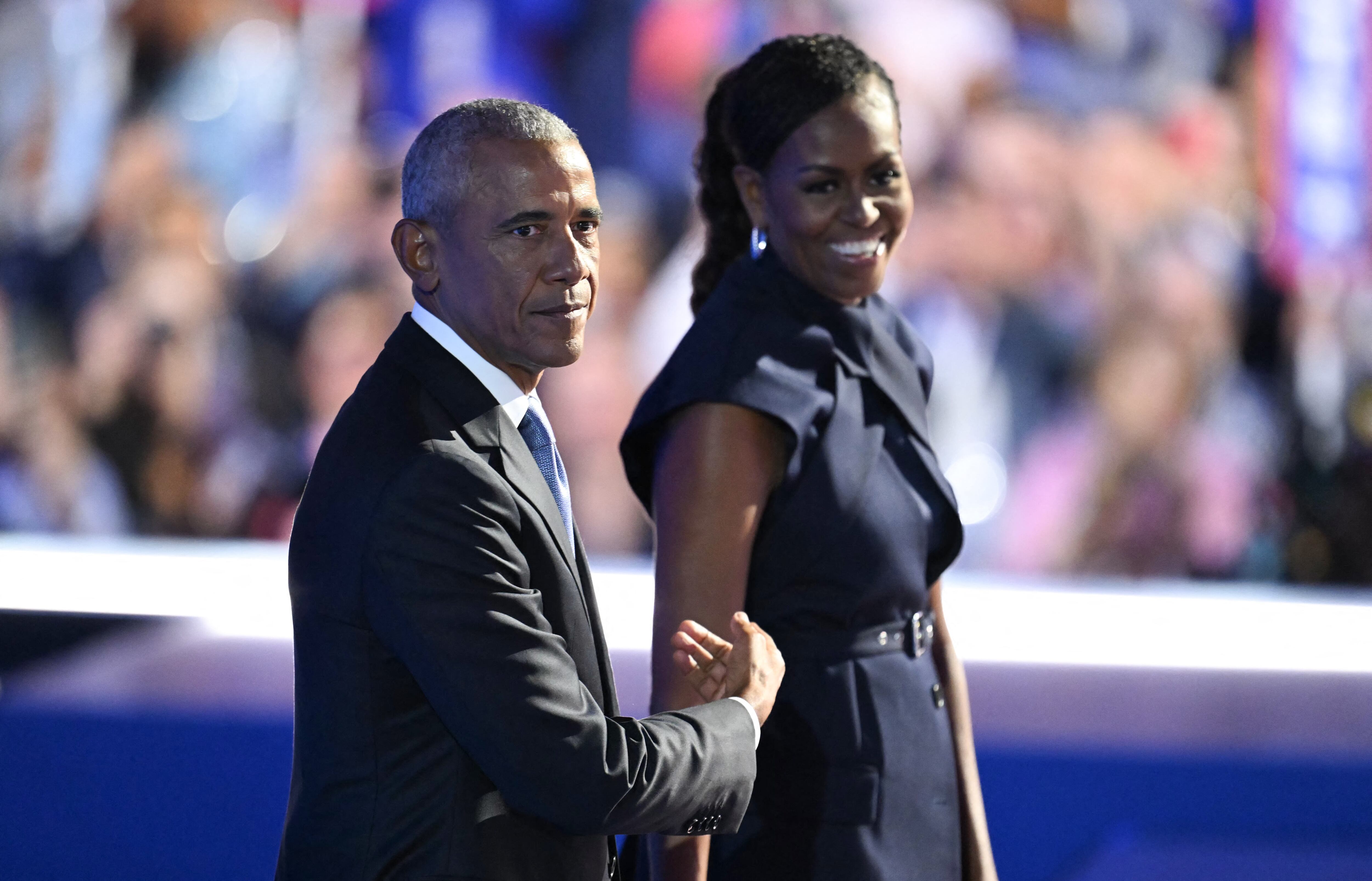 El expresidente estadounidense Barack Obama y su esposa y exprimera dama Michelle Obama aparecen en el escenario después de que ella lo presentara en el segundo día de la Convención Nacional Demócrata.