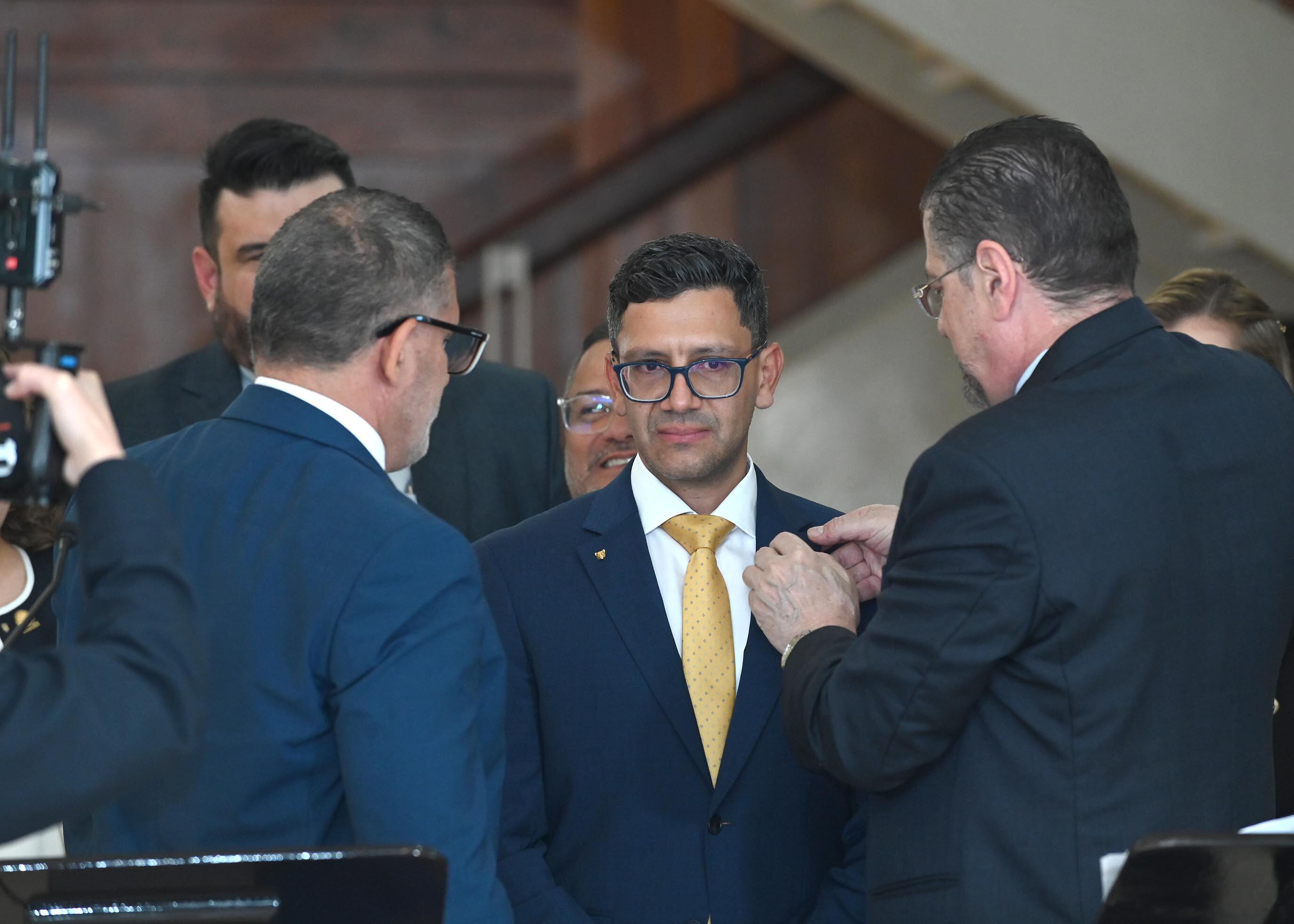 Presidente Chávez anuncia renuncia y sustitución de 5 ministros del gabinete.