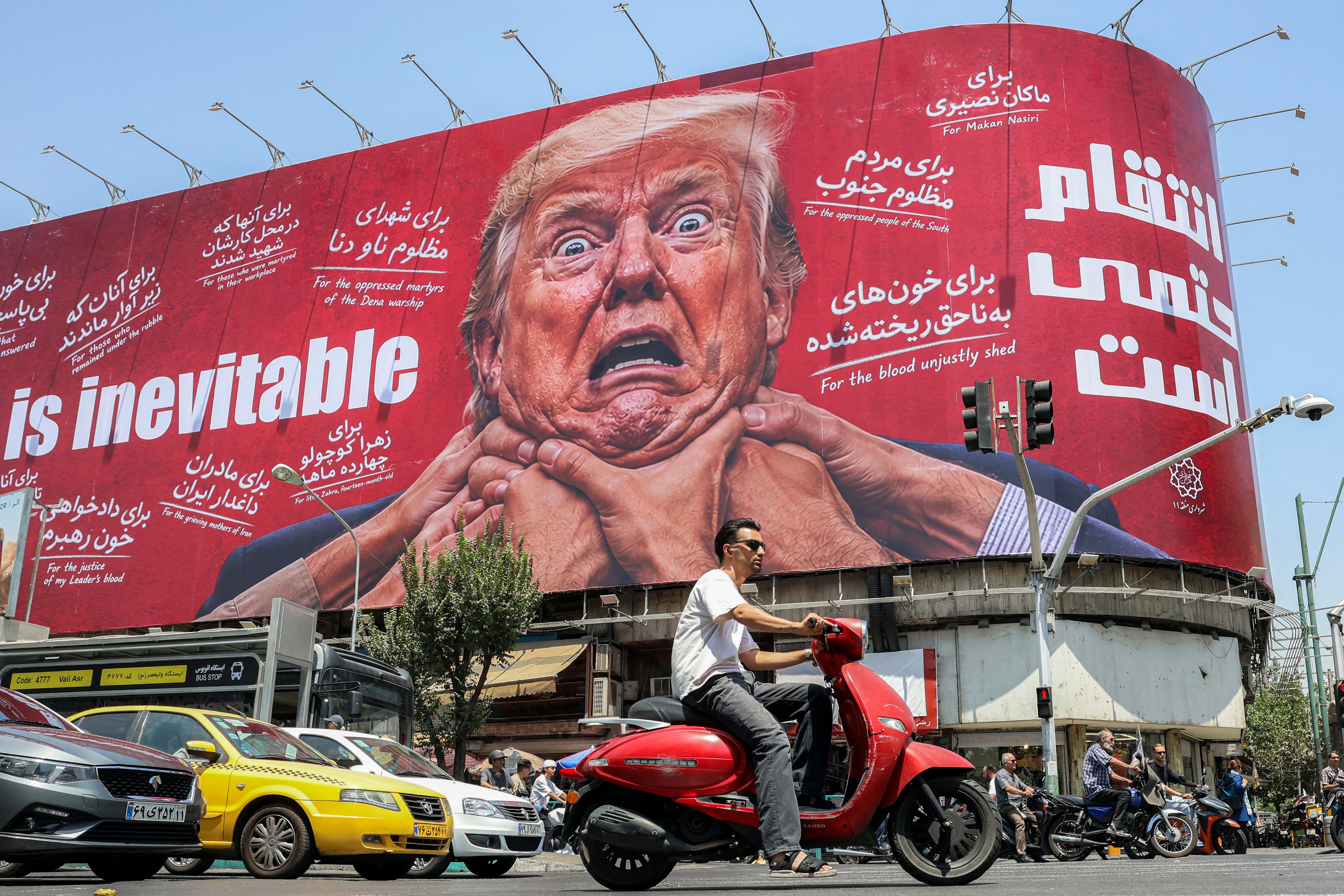 Gran valla publicitaria que prometía venganza contra el presidente estadounidense Donald Trump en la calle Jomhouri, en el centro de Teherán el pasado 27 de julio. El Ministerio de Asuntos Exteriores de Irán declaró ese día que Estados Unidos no participó en las recientes conversaciones con Omán sobre la administración del estratégico estrecho de Ormuz.