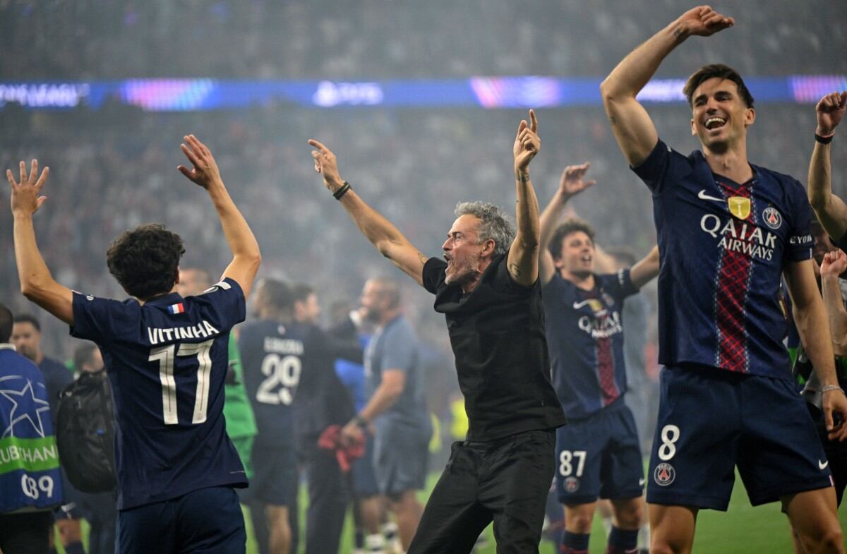 Luis Enrique y los jugadores del PSG celebran la renovación de su corona en la Champions League.