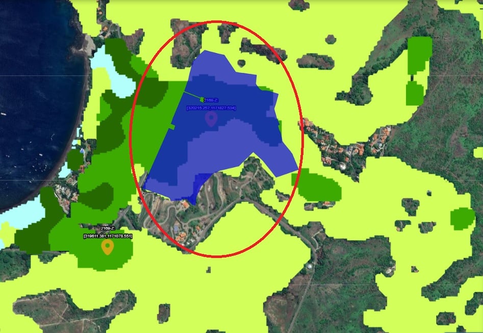 En color azul aparece resaltada una de las cuatro fincas donde la empresa Enjoy Hotels & Resorts S. A. pretende desarrollar la primera fase del proyecto hotelero Bahía Papagayo, en Playa Panamá. En el mapa consta, en verde oscuro y claro, que esa propiedad de 43,66 hectáreas, en su gran mayoría, está cubierta de bosque secundario y maduro, según la cobertura forestal 2023, que aparece en el SNIT. Foto: