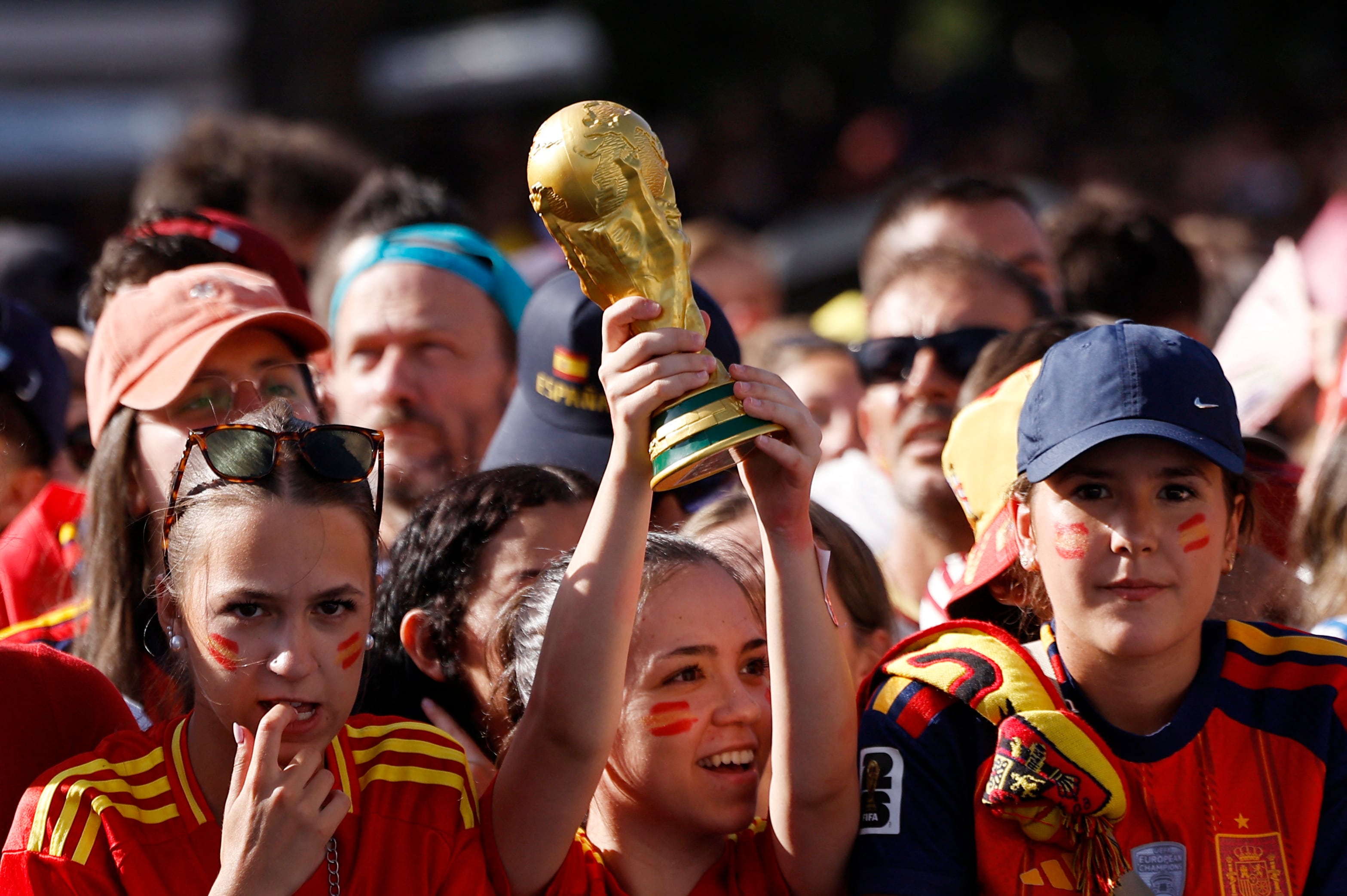Los aficionados españoles también llevaron réplicas de la Copa del Mundo, en un día de gloria para la Roja.