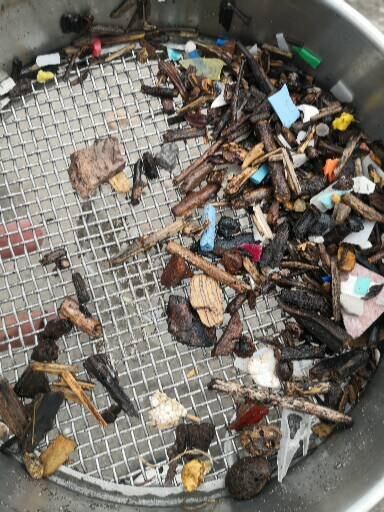 Los microplásticos en un tamiz.