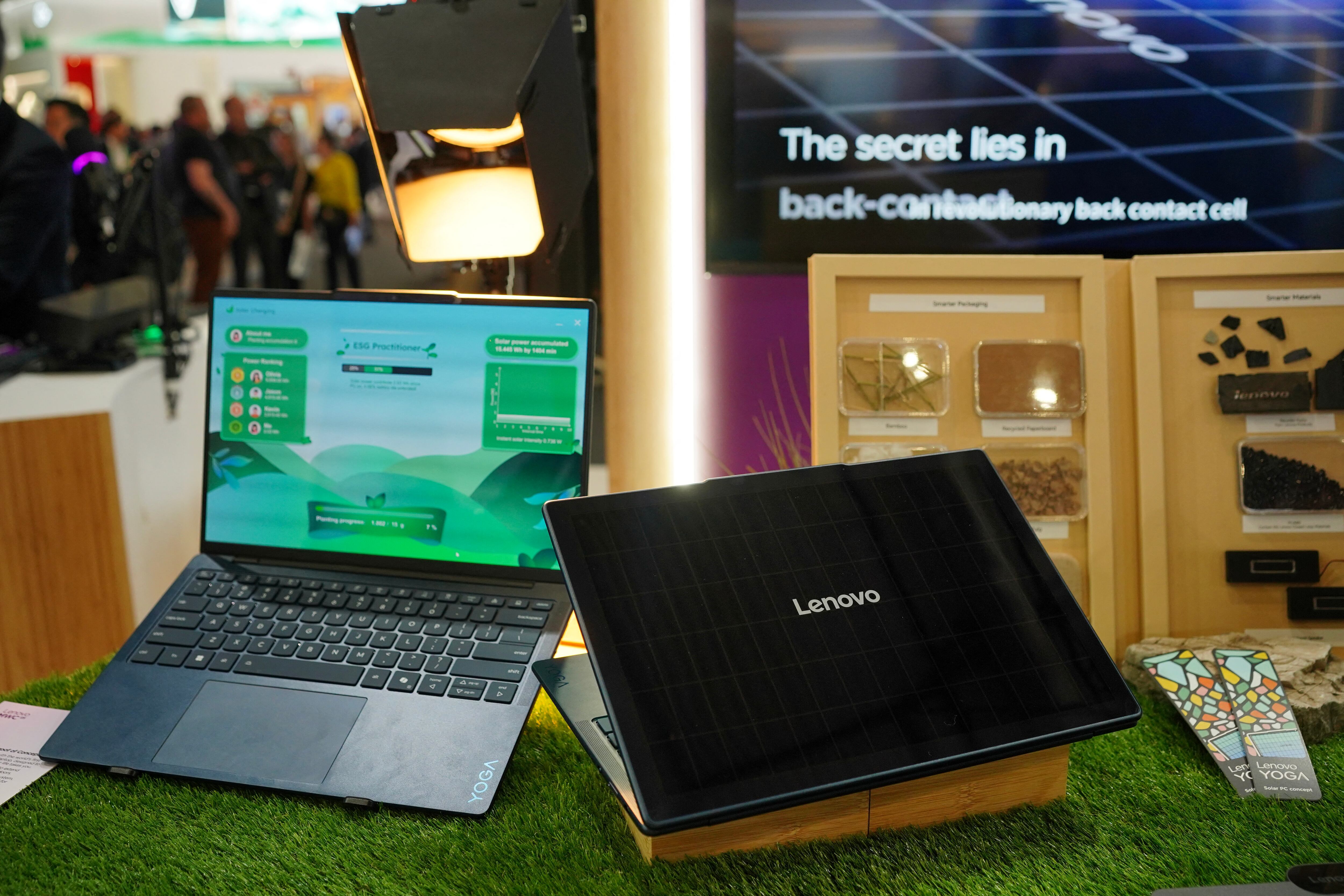 La computadora Lenovo Yoga con energía solar se exhibe durante el MWC (Mobile World Congress)