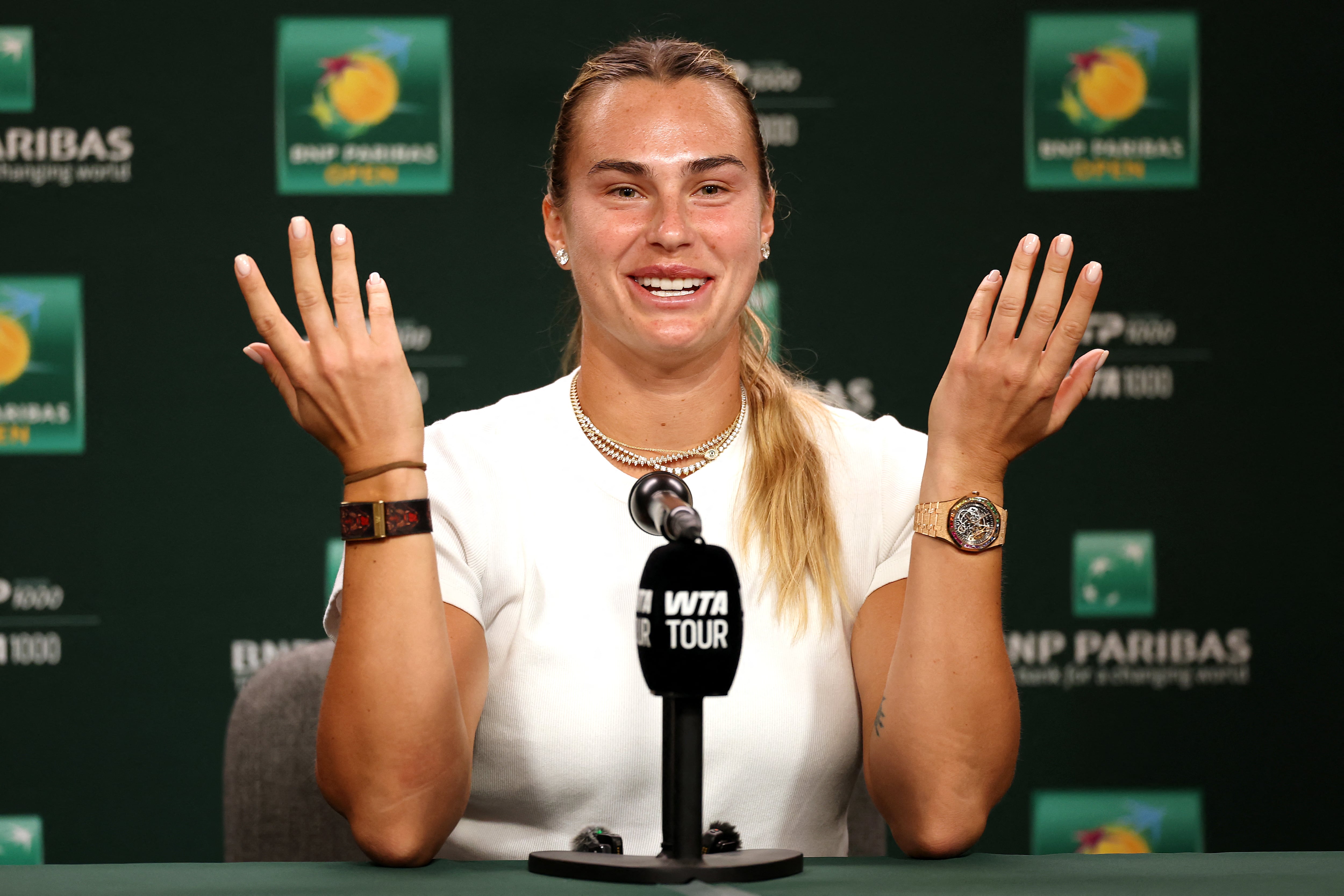 Aryna Sabalenka, gran estrella del tenis, atiende a la prensa antes del Torneo Indian Wells que se disputa en California.