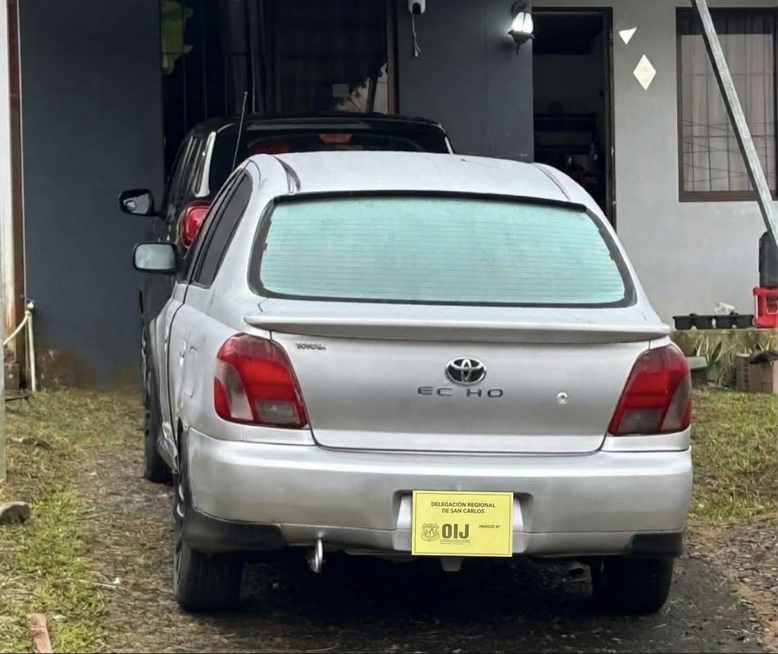 Según el OIJ de San Carlos, este fue uno de los vehículos usado por cinco sospechosos de participar en el asalto y homicidio de un joven comerciante de quesos quien era vecino de Sucre. El auto era originalmente de color azul y tras los hechos lo pintaron de gris.