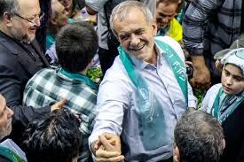 También se manifestó a favor de reducir la política de uso obligatorio del velo para las mujeres.