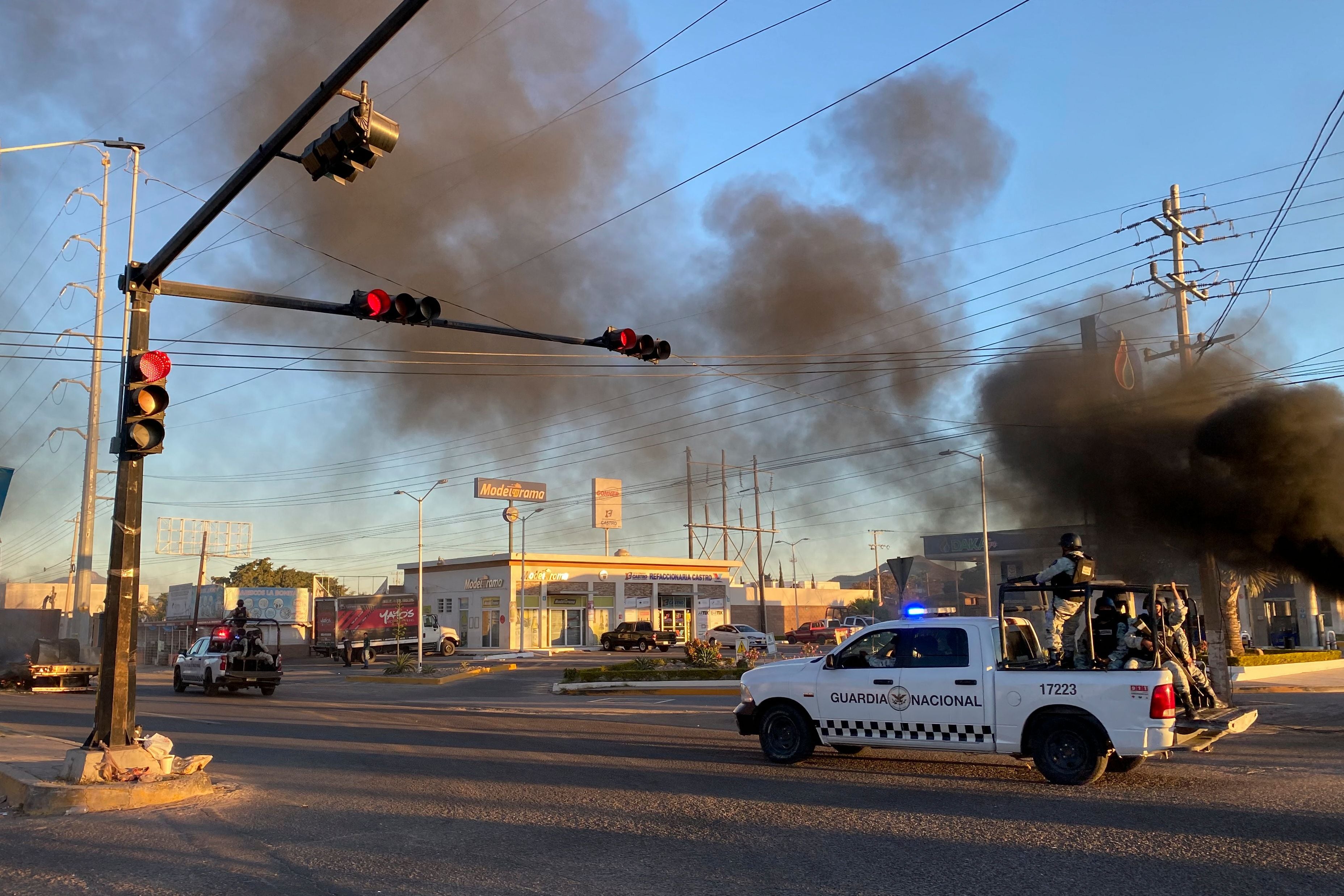 Miembros de la Guardia Nacional patrullan las calles durante una operación para arrestar al hijo de Joaquín "El Chapo" Guzmán, Ovidio Guzmán, en Culiacán, estado de Sinaloa, México, el 5 de enero de 2023. (Foto: Marcos Vizcarra / AFP)