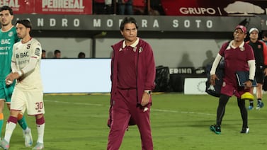 ¡Se picó Vladimir Quesada! Vea al DT de Saprissa hacer un polémico gesto con las manos tras perder la final