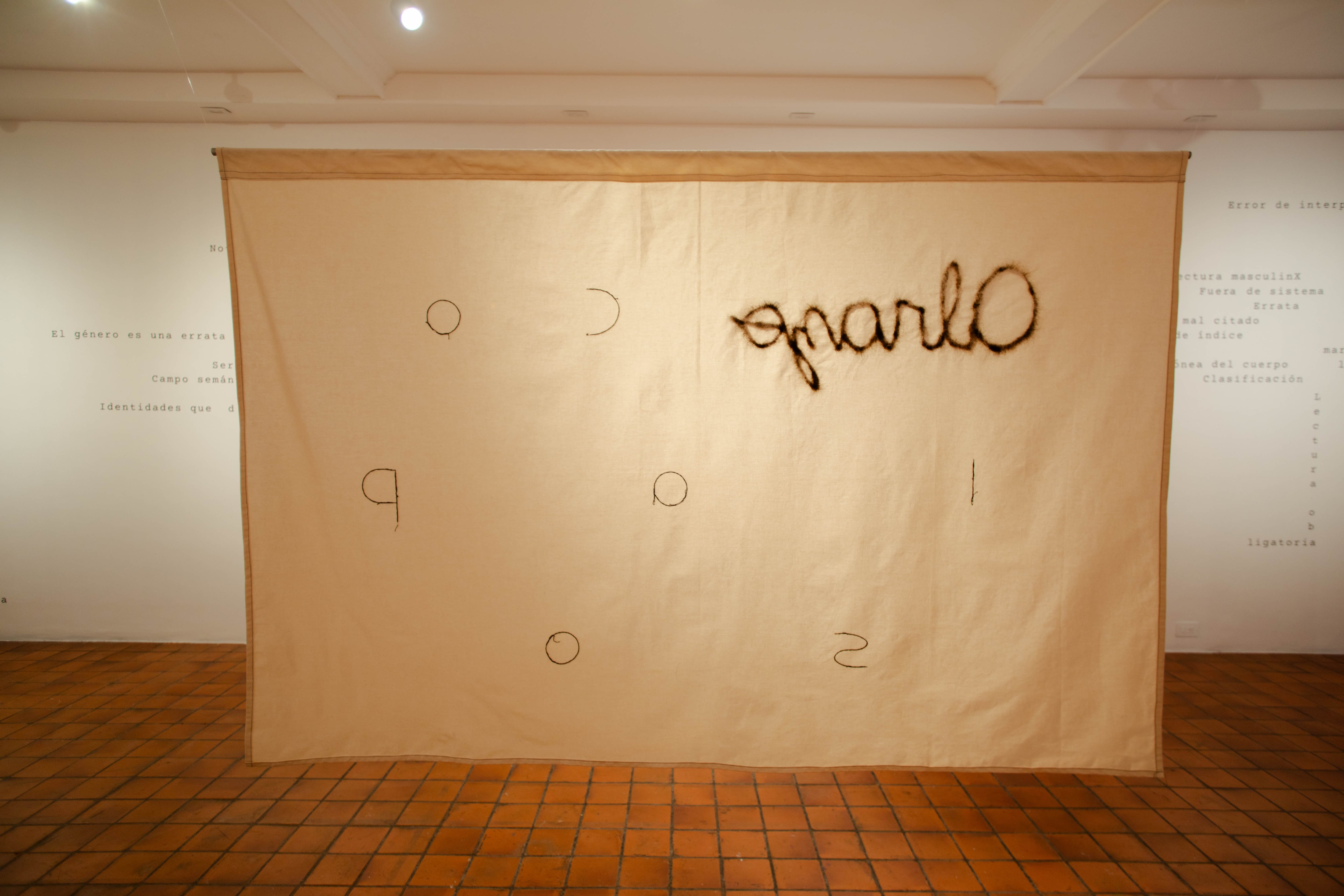 La artista Emma Segura Calderón explora el arte textil desde distintas perspectivas, como se aprecia en 'Abrazo y colapso', exhibida en el Centro Cultural de España.