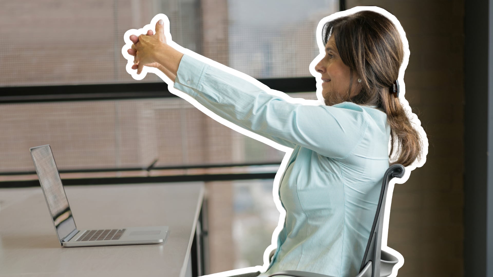 Los movimientos de yoga pueden adaptarse a las pausas activas y hacerse en espacios de trabajo sin necesidad de equipo especial.