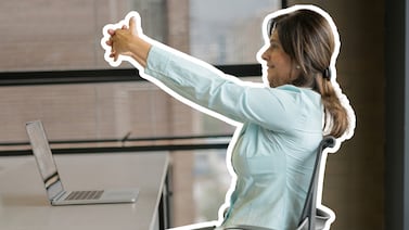 Yoga en el trabajo: cuatro movimientos que puede incorporar en sus pausas activas