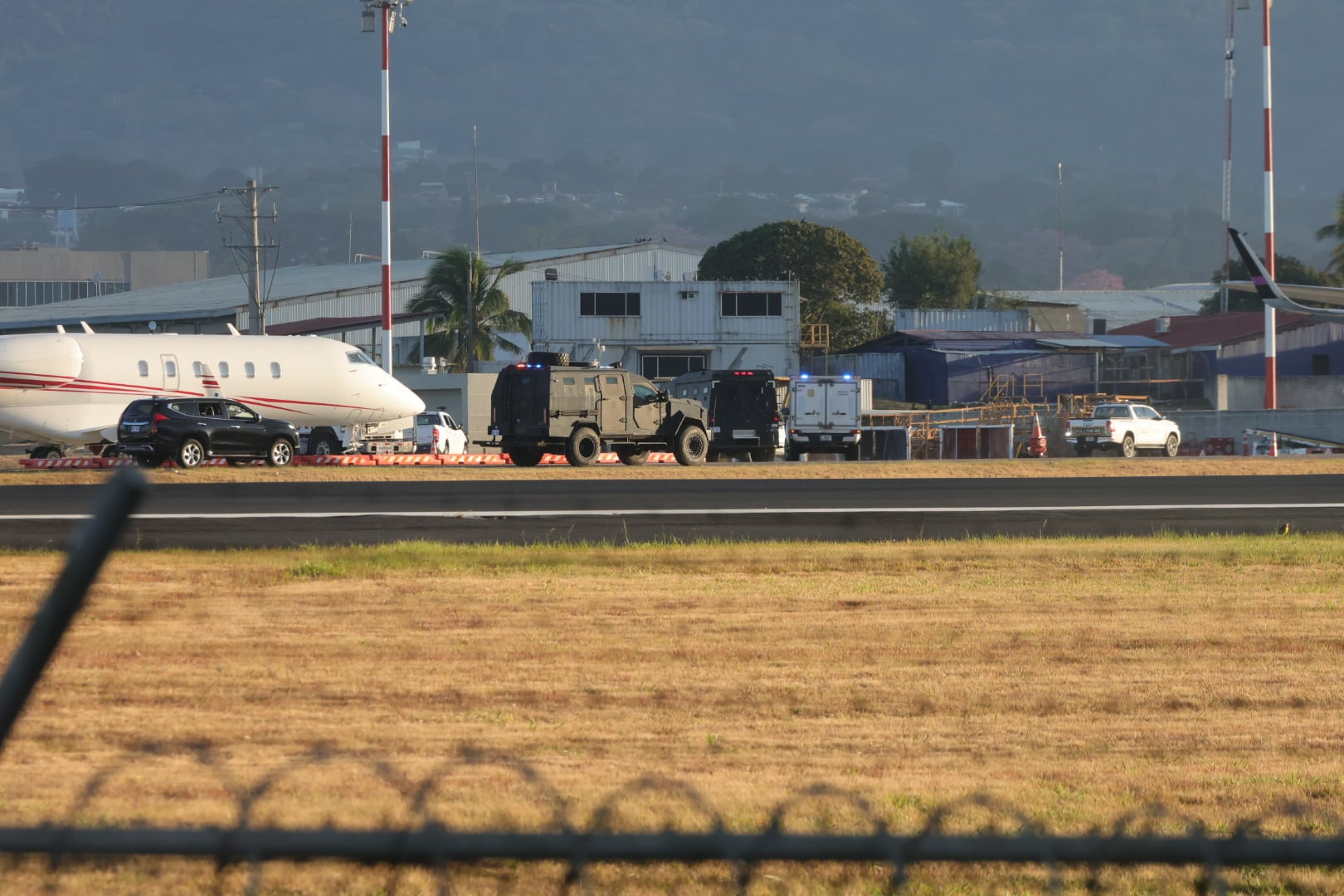 Dos camiones blindados trasladaron a Celso Gamboa y Edwin López Vega, alias Pecho de Rata hasta el aeropuerto Juan Santamaría, hasta su extradición.