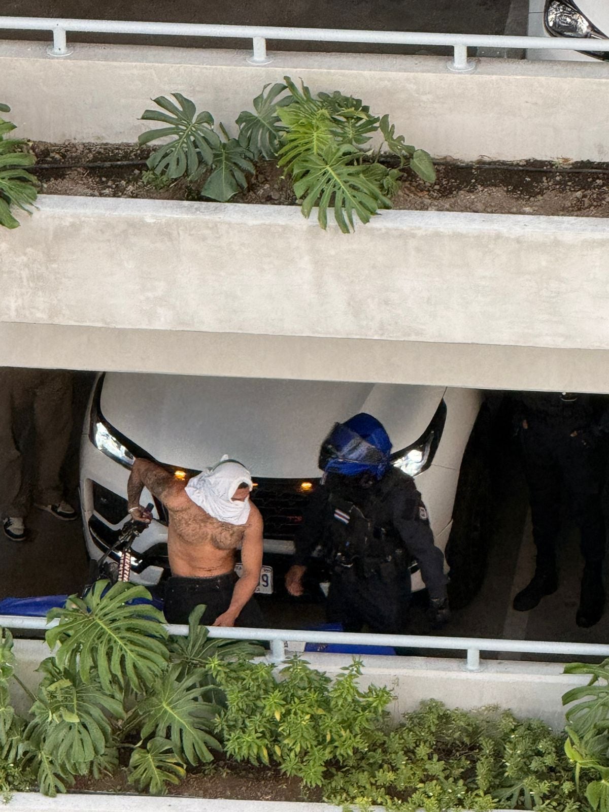 El jugador de la Liga Deportiva Alajuelense, Alejandro Bran, fue abordado por oficiales de la Fuerza Pública en un parqueo.