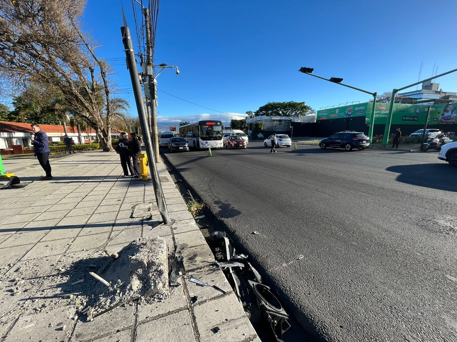 Así quedó la base del semáforo que fue derribado. En el lugar se generaron presas por el "efecto mirón".