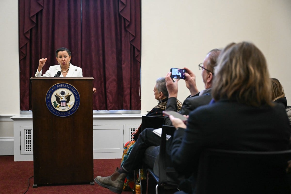 La congresista estadounidense Nydia Velázquez, demócrata por Nueva York, habla durante una conferencia de prensa para presentar el proyecto de ley “New Good Neighbor Act” en el Capitolio, en Washington, el 10 de febrero de 2026.