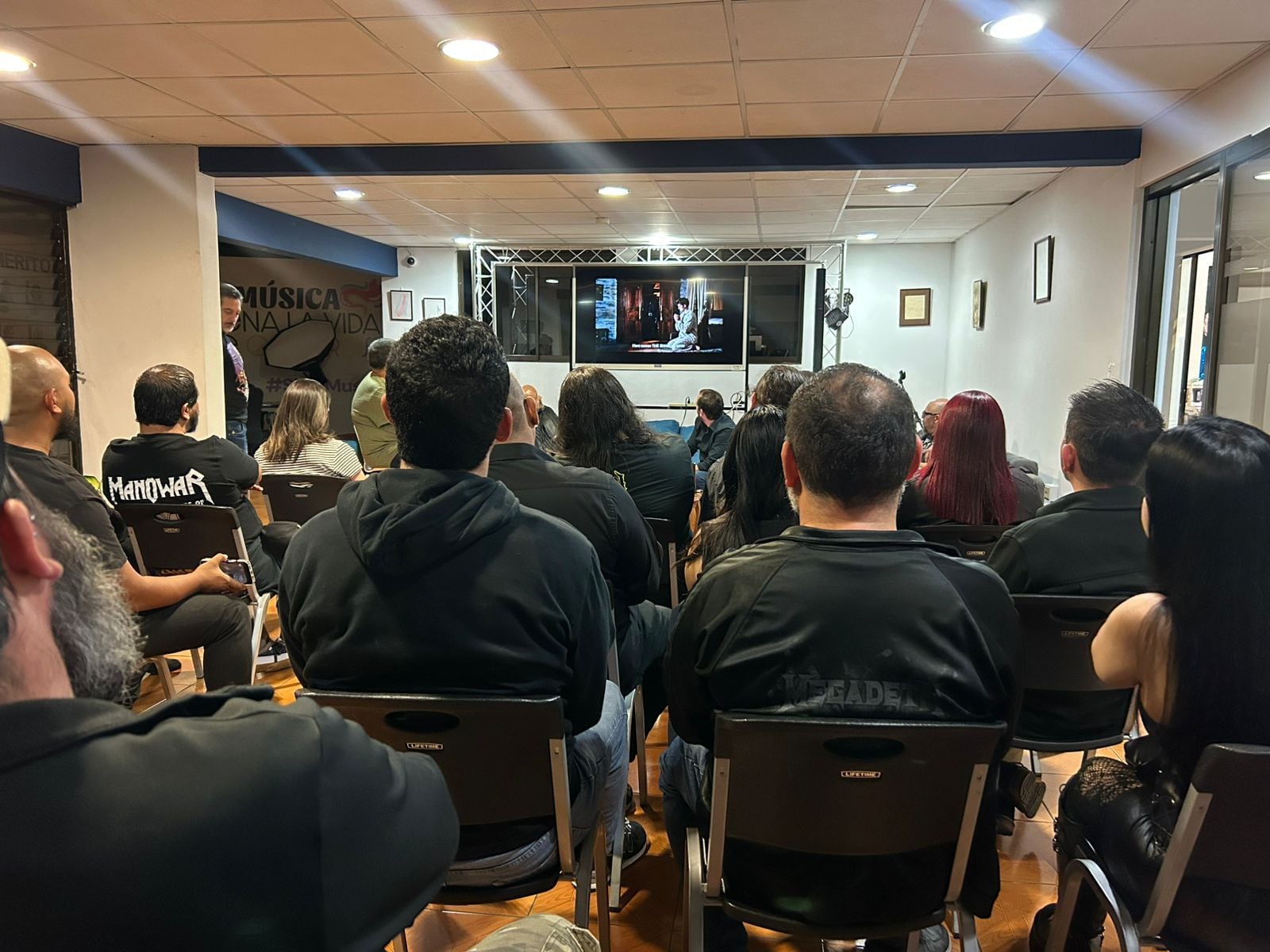 El tema y el vídeo fue presentado en la sede de Acam el 30 de enero, a la actividad asistieron seguidores de la banda.