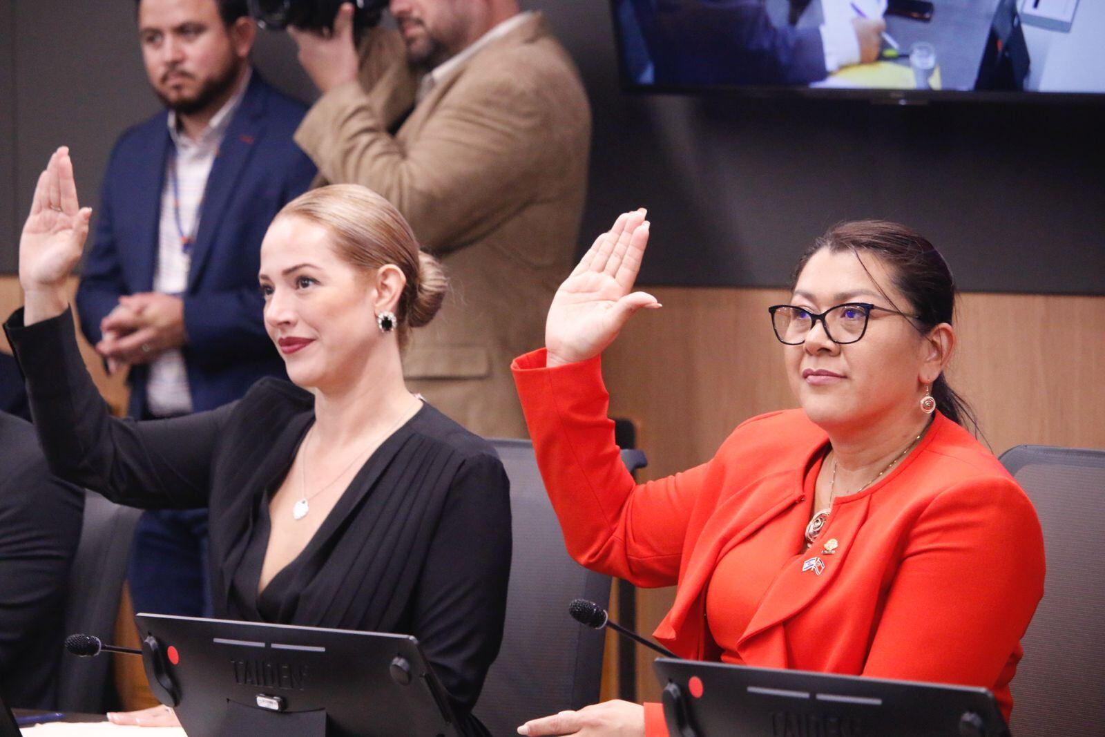 Montserrat Ruiz y Sonia Rojas, diputadas del PLN.
