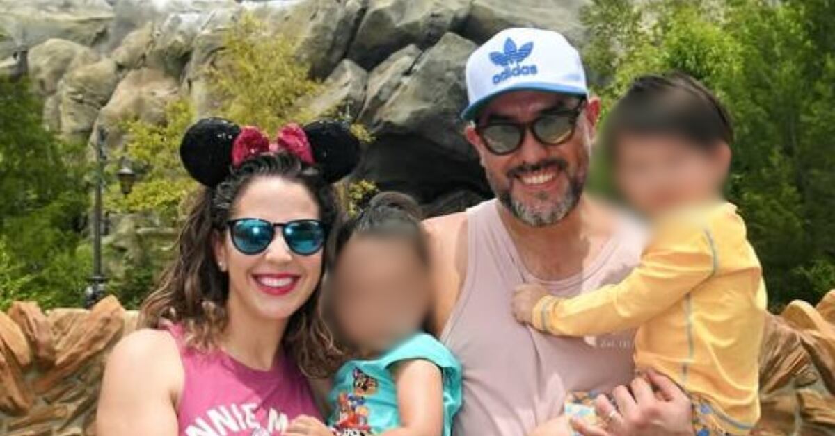 En la imagen Lussania Víquez junto a sus esposo y sus mellizos: Antonella y Alessandro.