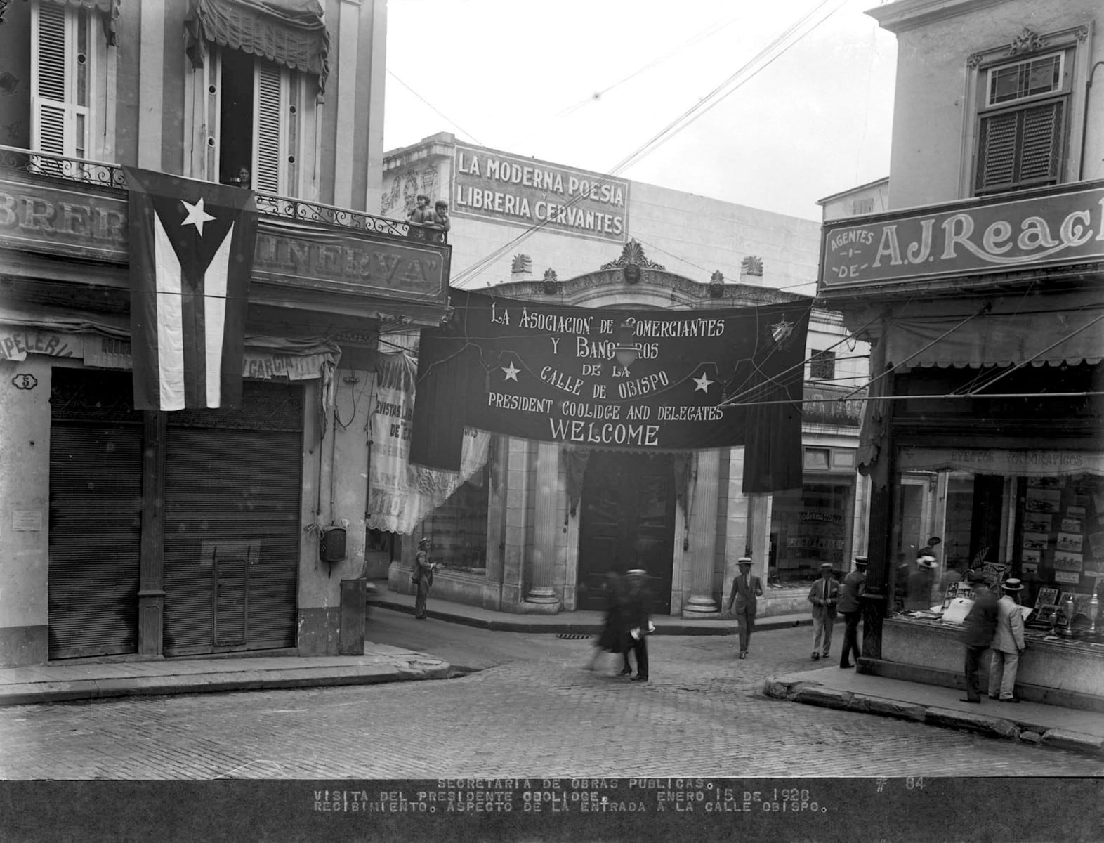 Entrada a la calle Obispo en La Habana, 1928, en imagen distribuida por la Fototeca Oficina del Historiador de La Habana.