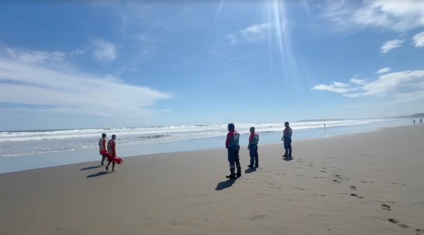 Menor de 17 años desaparece tras ser arrastrado por corriente en playa Bejuco