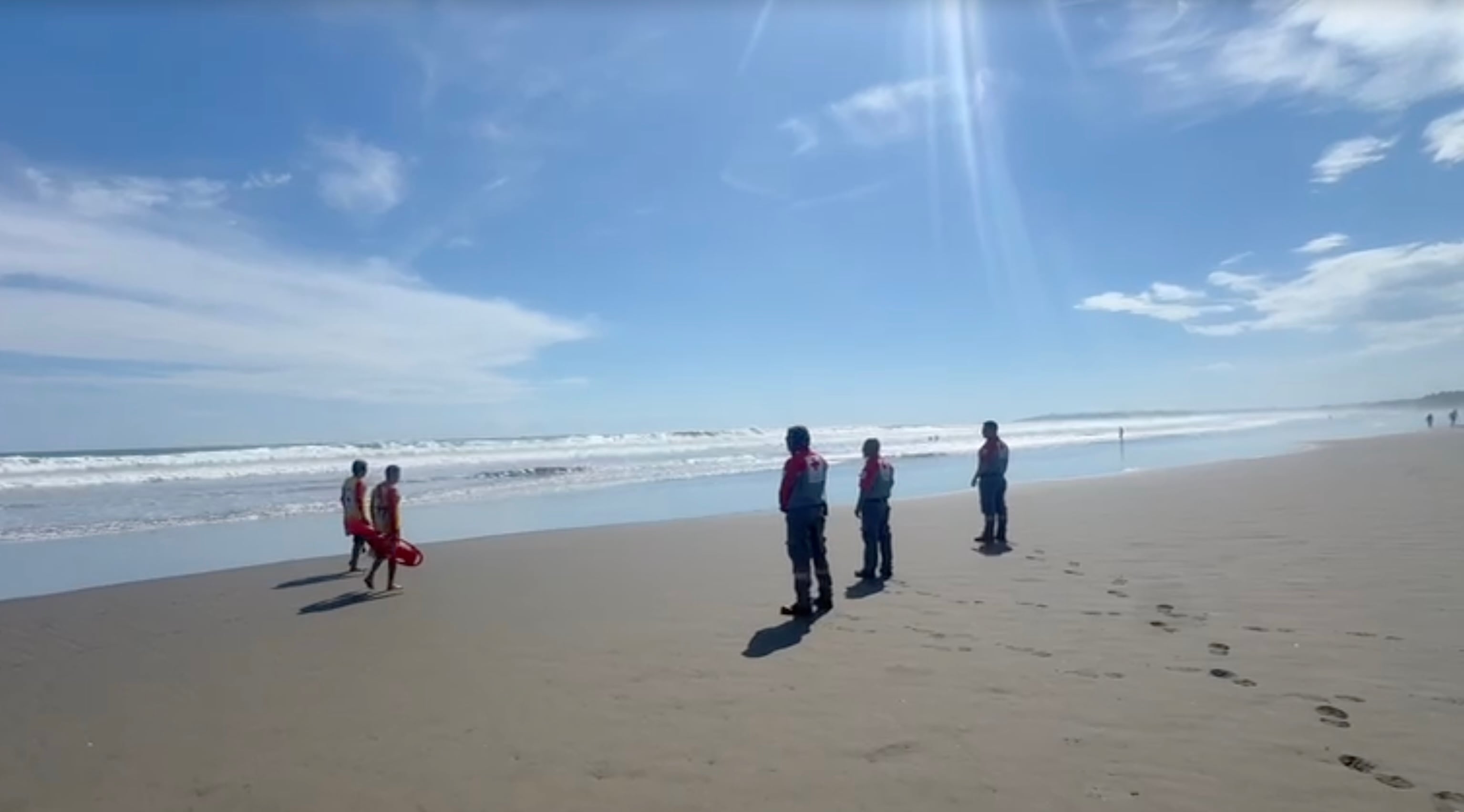 Equipos de rescate mantienen este sábado un operativo de búsqueda en playa Bejuco tras la desaparición de un menor arrastrado por una corriente.