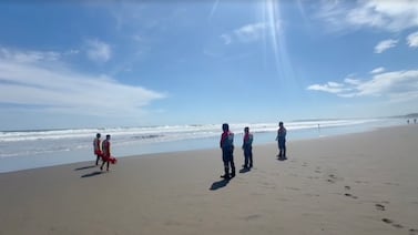 Menor de 17 años desaparece tras ser arrastrado por corriente en playa Bejuco