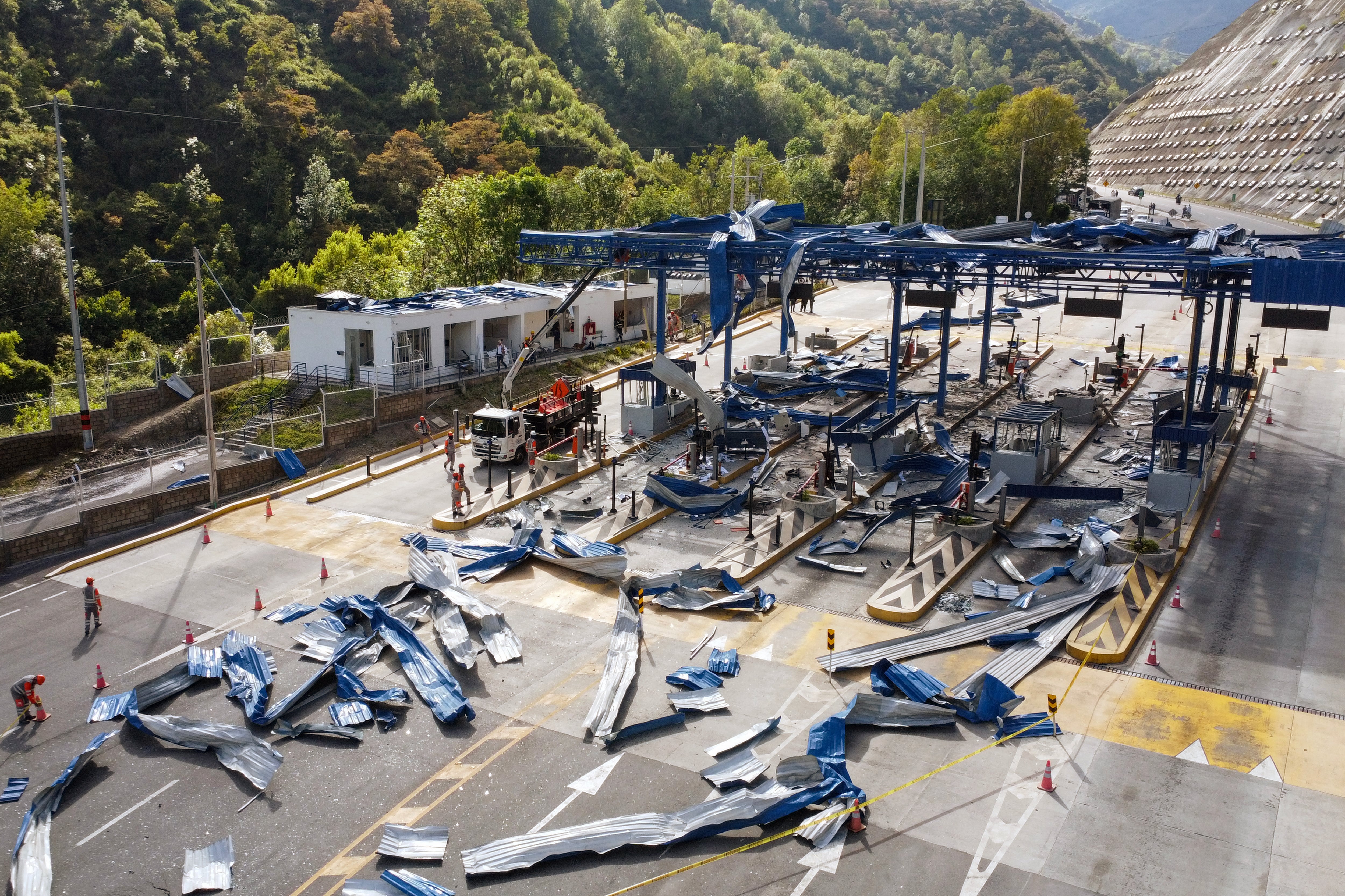 Daños visibles desde el aire tras la explosión de una motocicleta bomba en Jamundí, Colombia.