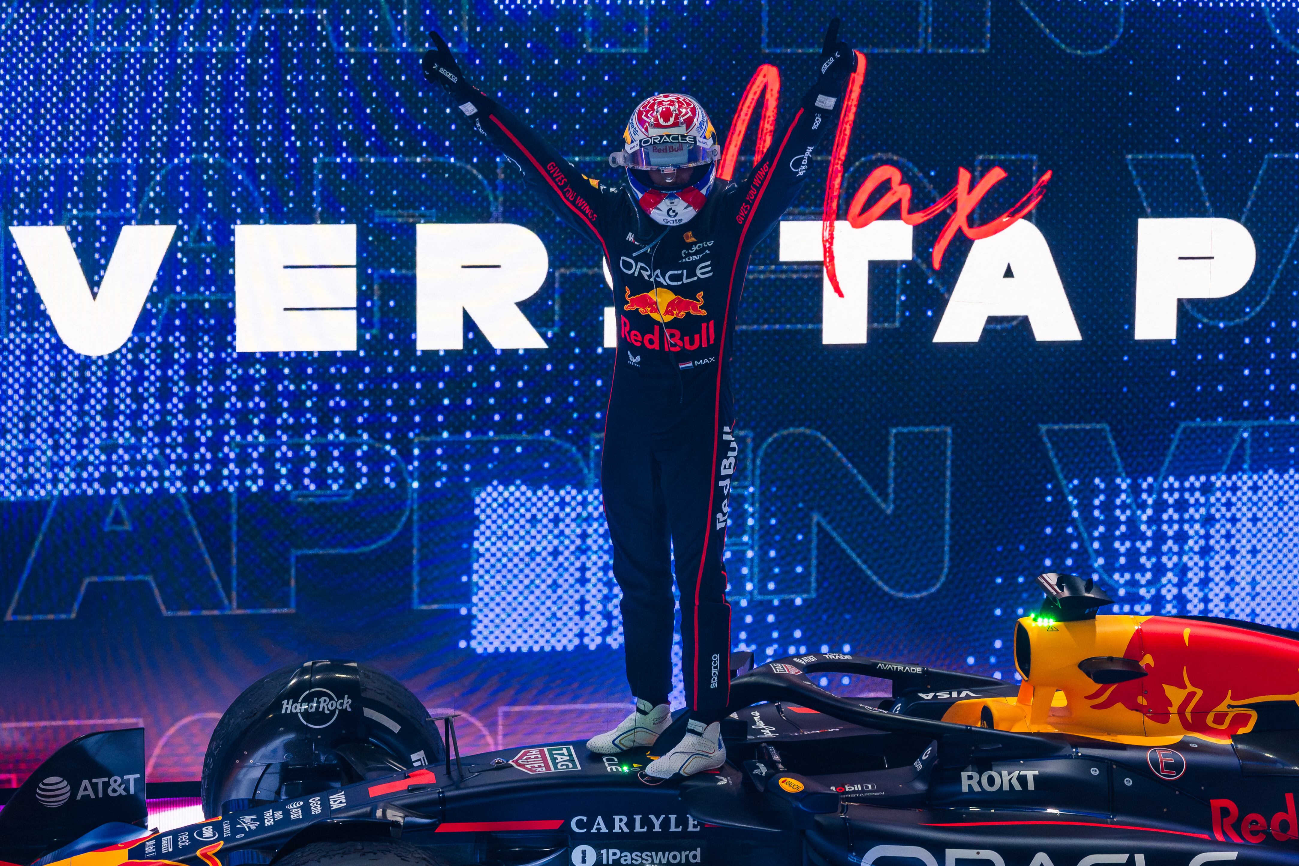 El neerlandés de Red Bull Max Verstappen celebra su victoria en el Gran Premio de Qatar, que alarga la emoción en la F1.