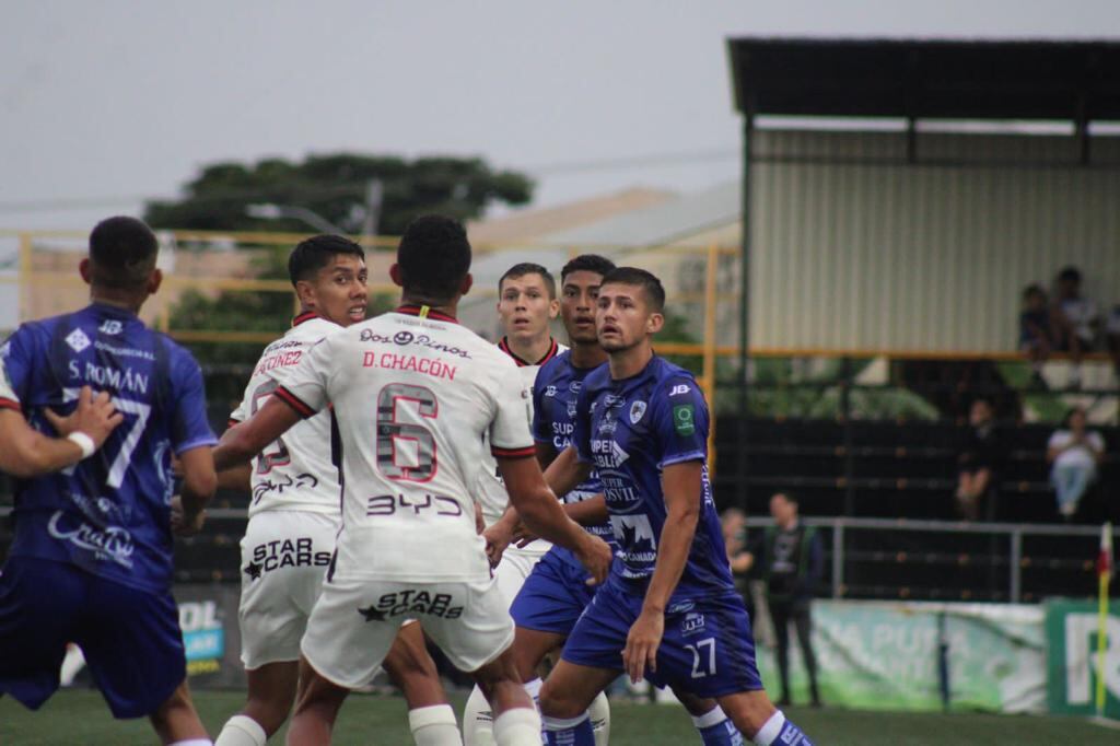 Grecia y Alajuelense protagonizan un partido parejo en el Estadio Colleya Fonseca.