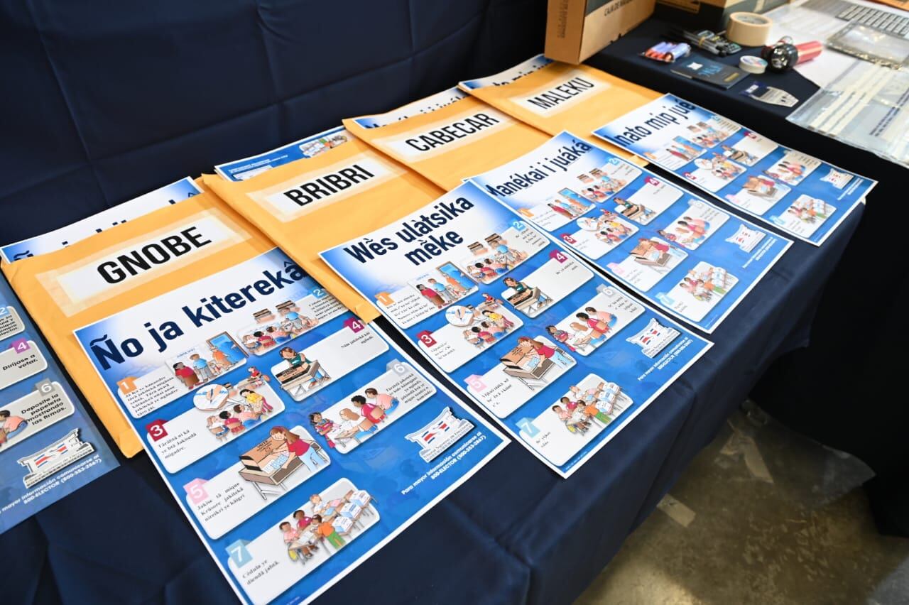 El Tribunal Supremo de Elecciones preparó material con información electoral en el idioma de los territorios indígenas costarricenses.