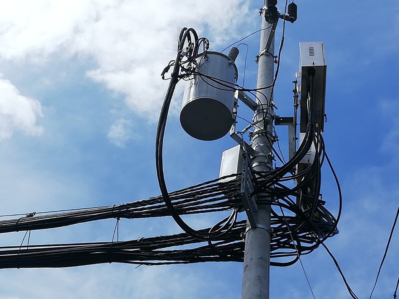 Parece que aquellos vivillos que se pegan directamente a los cables eléctricos en los postes de luz de la Compañía Nacional de Fuerza y Luz (CNFL) para robar energía tiene sus días contados con la llegada de un nuevo sistema que blinda completamente los cables