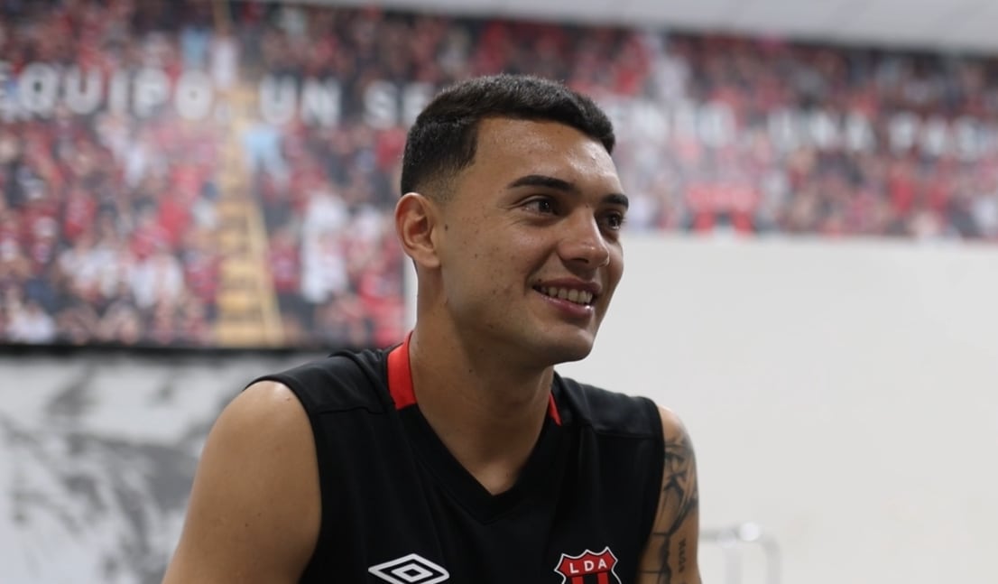 Malcon Pilone se ve muy entusiasmado en su nueva etapa como futbolista de Liga Deportiva Alajuelense.