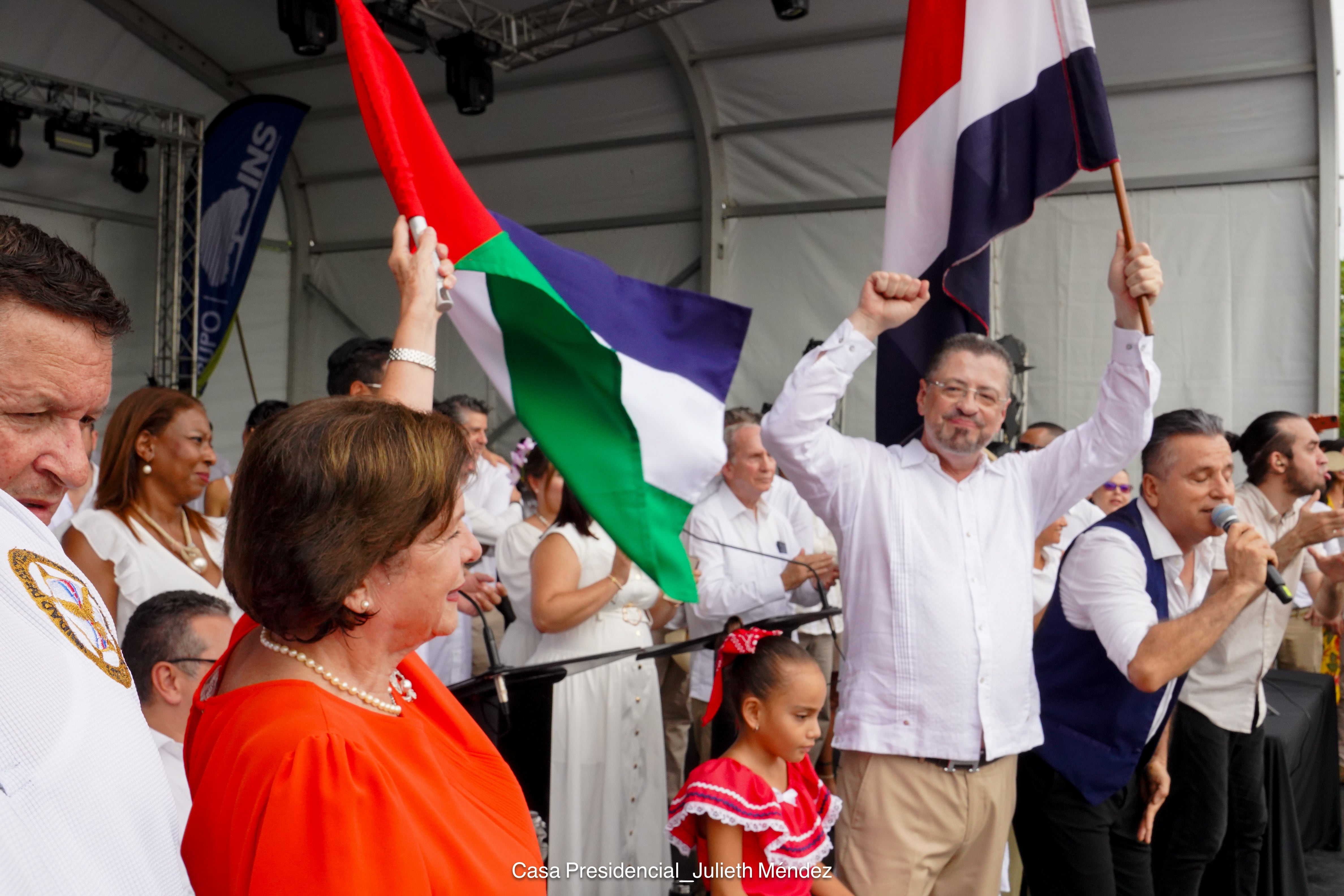 El presidente Rodrigo Chaves y la jefa del oficialismo, Pilar Cisneros, pidieron en Nicoya, Guanacaste, sumar los votos necesarios en las elecciones de 2026 para elegir 40 diputados que den continuidad a las propuestas del actual gobierno.