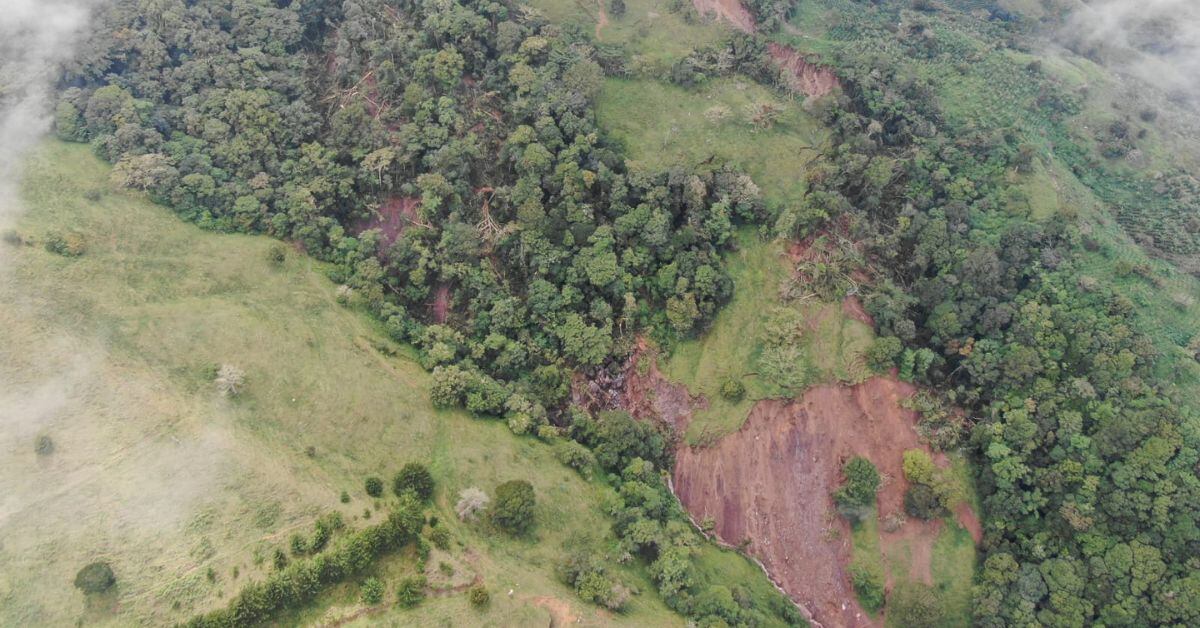 Diez hectáreas de tierra cayeron al menos siete metros hasta la quebrada, comprometiendo una toma de agua y afectando otra. (Foto: cortesía CNE)