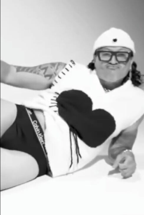 Elvis Crespo en calzoncillos negros, camisa blanca y gorro blanco.