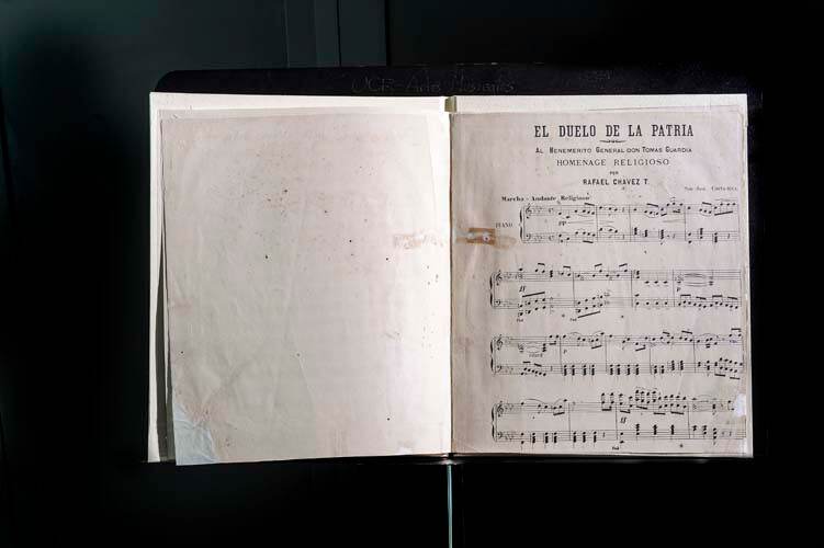 La Escuela de Artes Musicales de la UCR conserva, bajo grandes cuidados, partituras antiguas como el 'Duelo de la Patria'. Foto: Jorge Castillo.