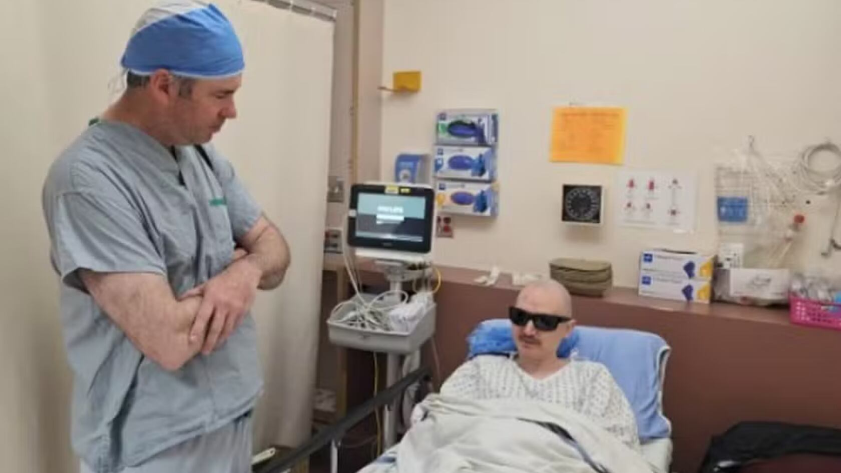 La cirugía permitió a un canadiense recuperar la vista usando un diente modificado implantado en su ojo.