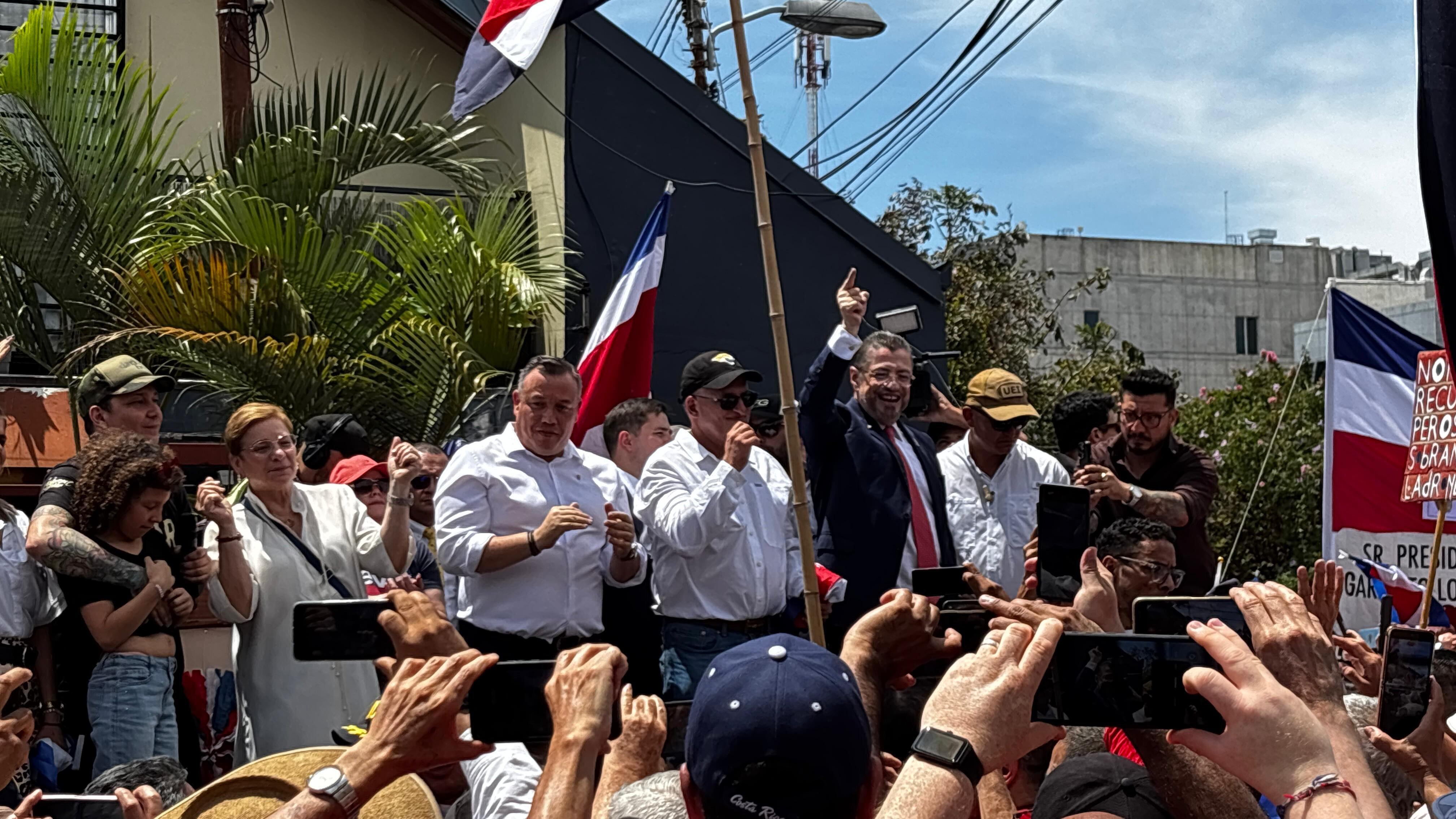 El presidente Rodrigo Chaves leyó un discurso frente a la Fiscalía: "Esas instituciones están heridas de gravedad, las han capturado las ratas. gente como Carlo Díaz y sus cómplices, sus proxenetas del poder Judicial".