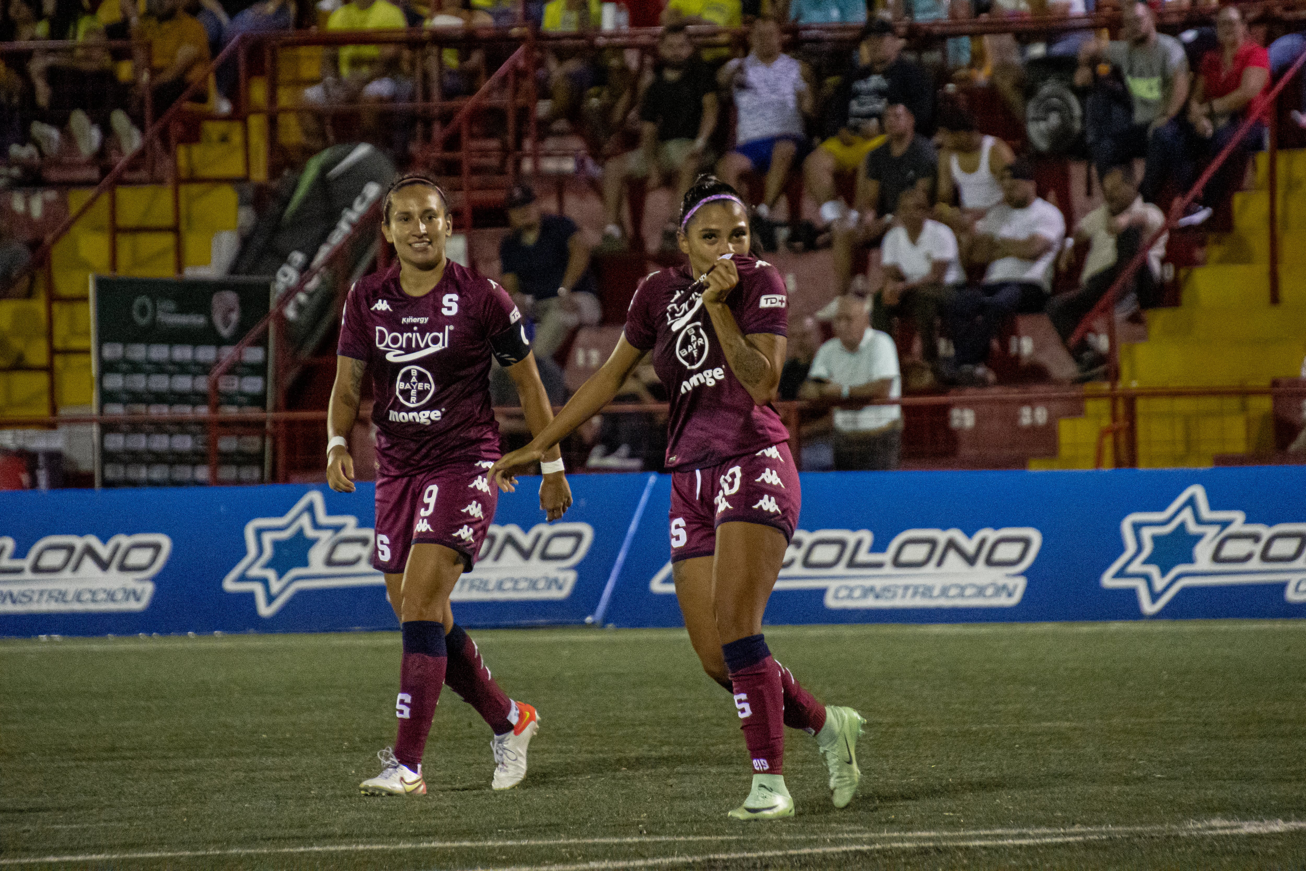 Kelsey Arroyo celebró a lo grande su golazo del Saprissa con Carolina Venegas.